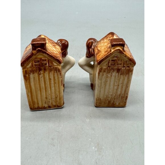 Vintage Ceramic Outhouse Salt & Pepper Shakers With Brown Roof And Figurines REA - Picture 5 of 9